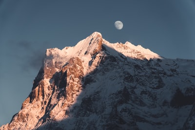 白昼蓝天雪山
